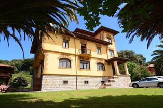 Xalet a Posada-Barro. Casona de indianos con horreo