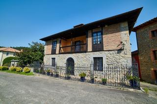 Haus en Posada-Barro. Casona asturiana con jardn y capilla.