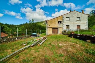 Masia a Vibaña-Ardisana-Caldueño. Cuadra con terreno y buenas vistas