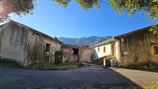 Casale in Celorio-Poó-Parres. Conjunto de cuadra y casa con parcela , en parres de llanes
