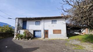 Masia a Celorio-Poó-Parres. Excelente pack de casa con jardin, cuadra, tendejon y finca urba