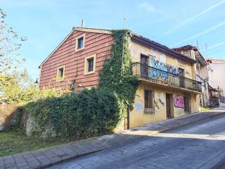 Casa a Llanes Pueblo. Casa para 3 apartamentos en el cuetu