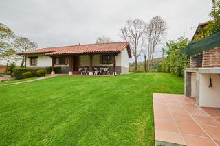 Casa a Cué-San Roque-Andrín. Chalet con gran jardín y vistas directas al cuera