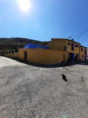 Casa a Calle san jorge 27. Casa de pueblo esquinera con piscina y garaje