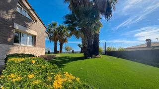 Chalet in Castellbisbal. Encantadora casa amb jardí i vistes a castellbisbal.