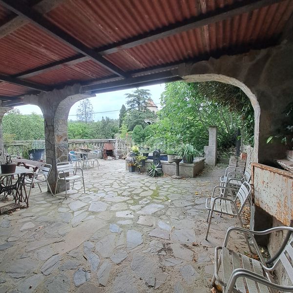 Foto 2eaaa339-5575-4d36-8353-1e5788eced36. Masia amb xemeneia a Castellbisbal