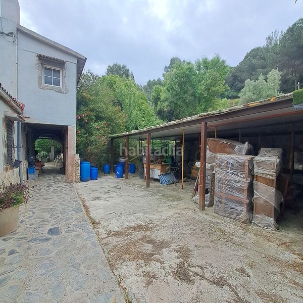 Foto beff9257-e997-4382-9a1c-3e0d253955a0. Masia amb xemeneia a Castellbisbal