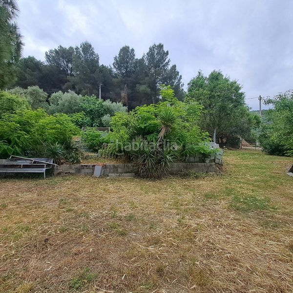 Foto e11e414c-7a65-46f0-b79c-adb7687df236. Masia amb xemeneia a Castellbisbal