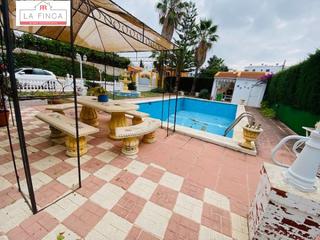 Maison à Puertosol. Gran casa independiente con piscina y zonas ajardinadas.