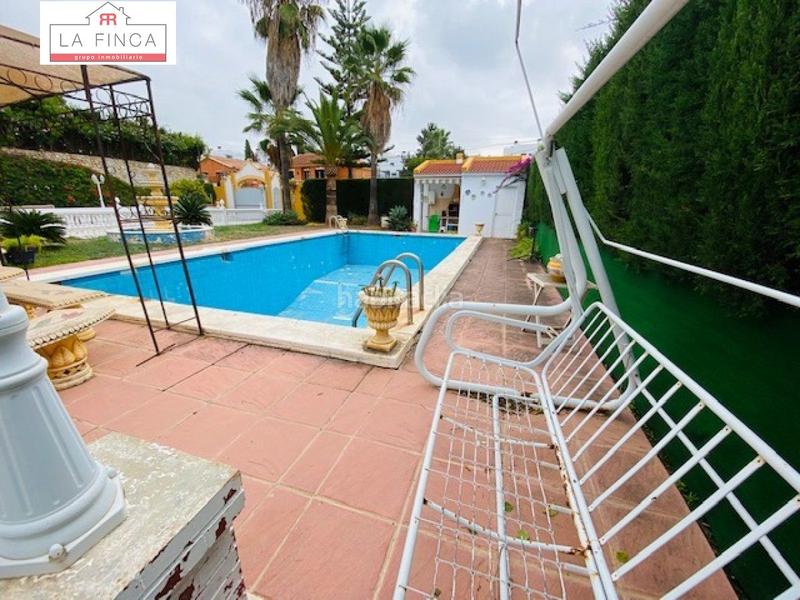 Foto 11fac9a4-1a8b-43b3-a2dd-076e73851d54. Casa gran casa independiente con piscina y zonas ajardinadas. en Málaga