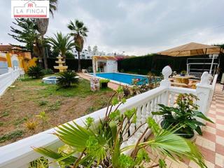Haus en Puertosol. Gran casa independiente con piscina y zonas ajardinadas.