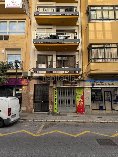 Foto 50d25840-b08e-4496-92cd-bf78814e22c1. Edificio  con local comercial en plena calle victoria en Málaga