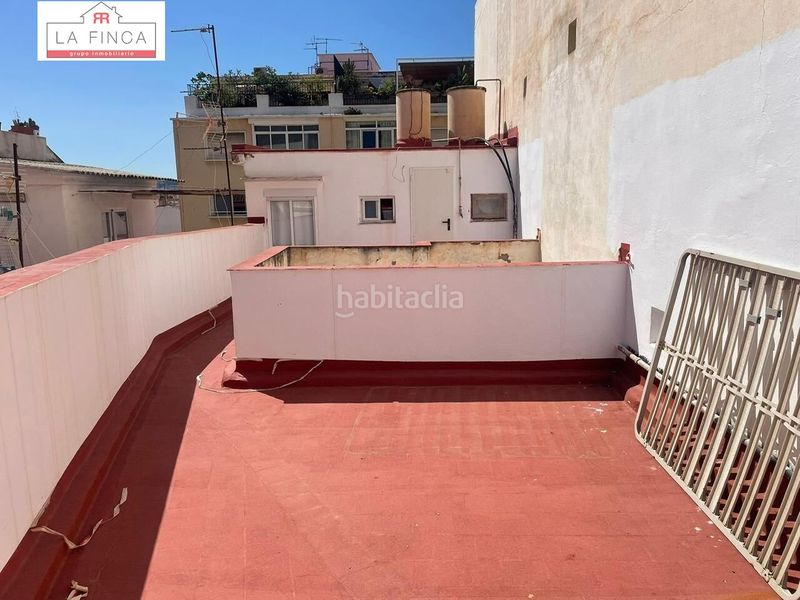 Foto a9a17bd2-f5eb-4b62-89a0-689734b466f2. Edificio  con local comercial en plena calle victoria en Málaga