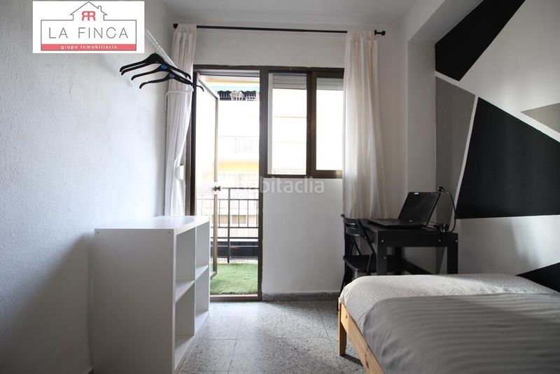 Foto b8060c26-cf31-41b8-ba4b-57673cfef171. Edificio  con local comercial en plena calle victoria en Málaga