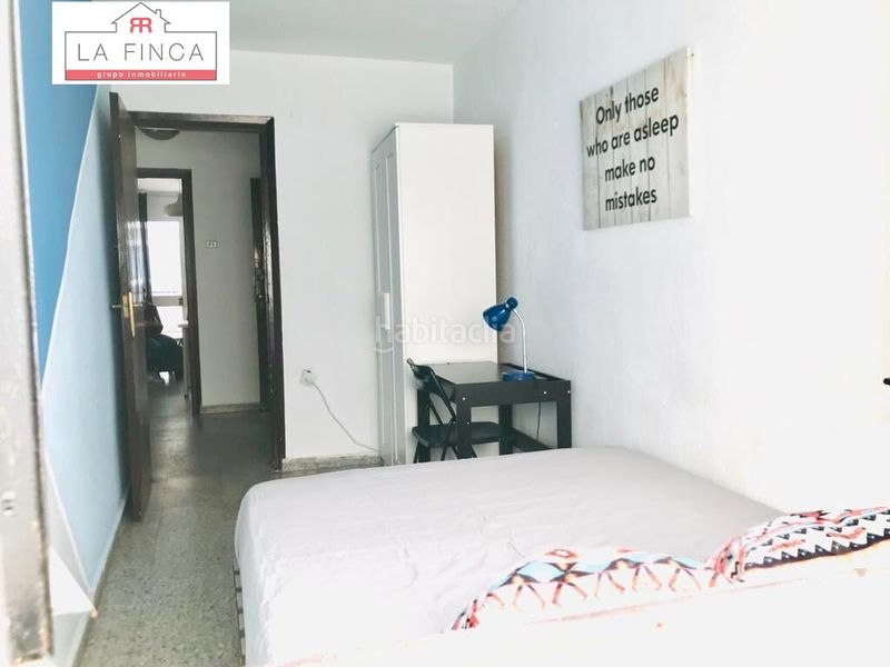 Foto d5effe9a-bc9f-4fd7-9605-22b715679462. Edificio  con local comercial en plena calle victoria en Málaga