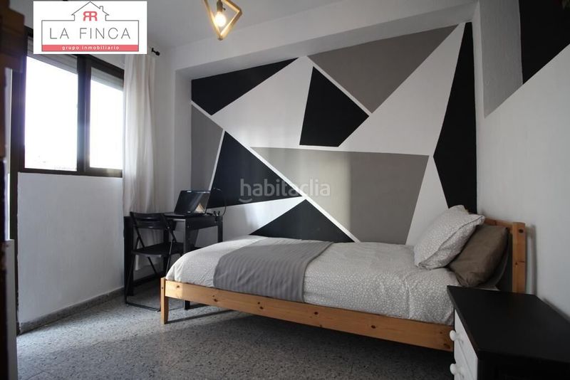 Foto fa9f3fb7-7cba-474e-bf82-147363097cd3. Edificio  con local comercial en plena calle victoria en Málaga