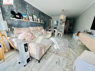 Flat in Cortijo Alto. Piso de grandes dimensiones con 3 habitaciones  con plaza de  ga