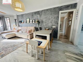 Flat in Cortijo Alto. Piso de grandes dimensiones con 3 habitaciones  con plaza de  ga