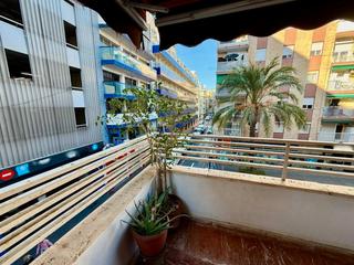 Apartament  Calle de antonio ramos carratalá. Amplio apartamento en el centro de benidorm, a 100 metros del ma