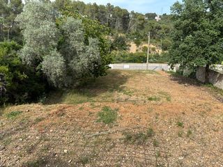 Terreno residencial en Castellnou-Can Mir-Can Solà. Parcela urbana de 536 m² en can mir-a dos calles