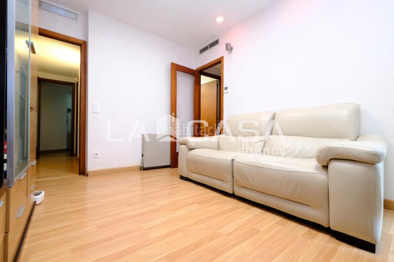 Foto c6255c73-cf38-47c8-a0ba-a6500f849710. Piso en Guinardó Barcelona