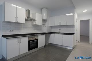 Planta baixa en Sants-Badal. Se vende piso