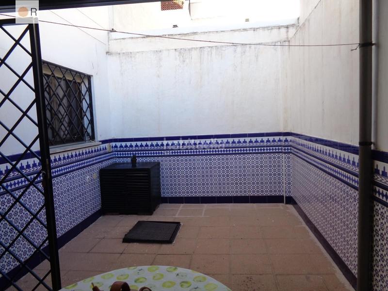 Foto b7cdacff-c71d-41a0-b9d1-2830c8f5b443. Casa con parcheggio in Poniente-Norte - Miralbaida - Parque Azahara Córdoba