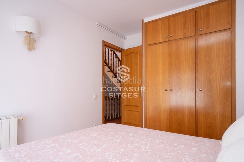 Foto 192715f2-e0b2-4491-933c-e10eb4a45b29. Casa aparellada amb xemeneia calefacció aparcament a Sant Pere de Ribes