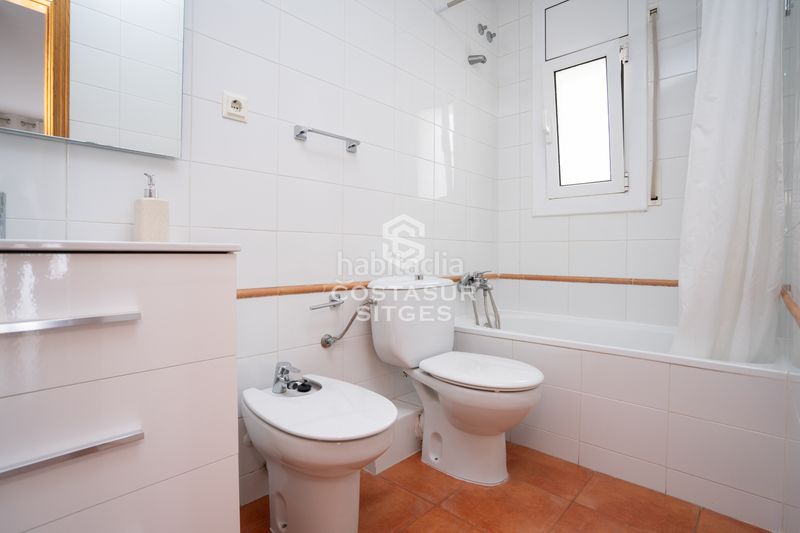 Foto 2d8851fa-472f-47fe-9330-8d4ae86f93d5. Casa aparellada amb xemeneia calefacció aparcament a Sant Pere de Ribes