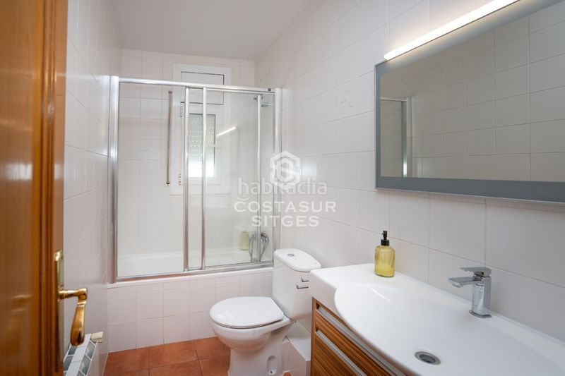 Foto 115bd377-67fe-4a27-a36c-eb003c16374c. Casa bifamiliare con camino riscaldamento parcheggio in Sant Pere de Ribes