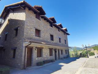 Casa  N/a. Chalet adosado en urb. tuzaleta  egea valle de lierp