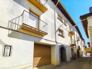 Casa  N/a. Gran casa con jardn y garajes  laguarres
