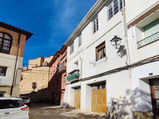 Casa  Plaza escuelas pias. Casa con vivienda en una planta en venta  benabarre