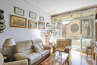 Flat  Del paral·lel. Amplio piso con balcónterraza !!!