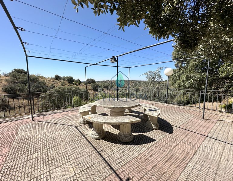 Foto 4932c465-7cc1-463c-bf2d-899d583553f8. Xalet amb xemeneia calefacció aparcament piscina a Valdemorillo