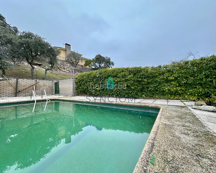 Foto d13ddd7c-005a-4ef5-8bda-c80b0bcdd2f6. Xalet amb xemeneia calefacció aparcament piscina a Valdemorillo