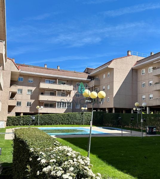 Foto d7266bbc-01f6-4c1a-b87f-04e470a55ec7. Àtic amb calefacció aparcament piscina a Casa Amarilla Galapagar