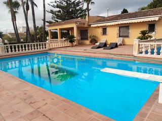 Affitto Chalet in Oliva Nova. Chalet en alquiler en la playa de oliva