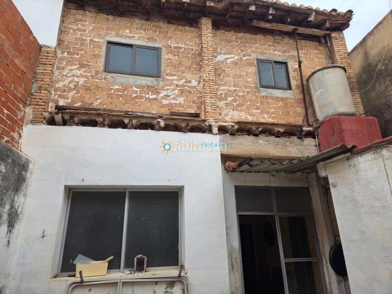 Foto f55dfb1f-94d9-4b21-b934-b7231ad9f80f. Casa aparellada amb xemeneia a Alcàntera de Xúquer