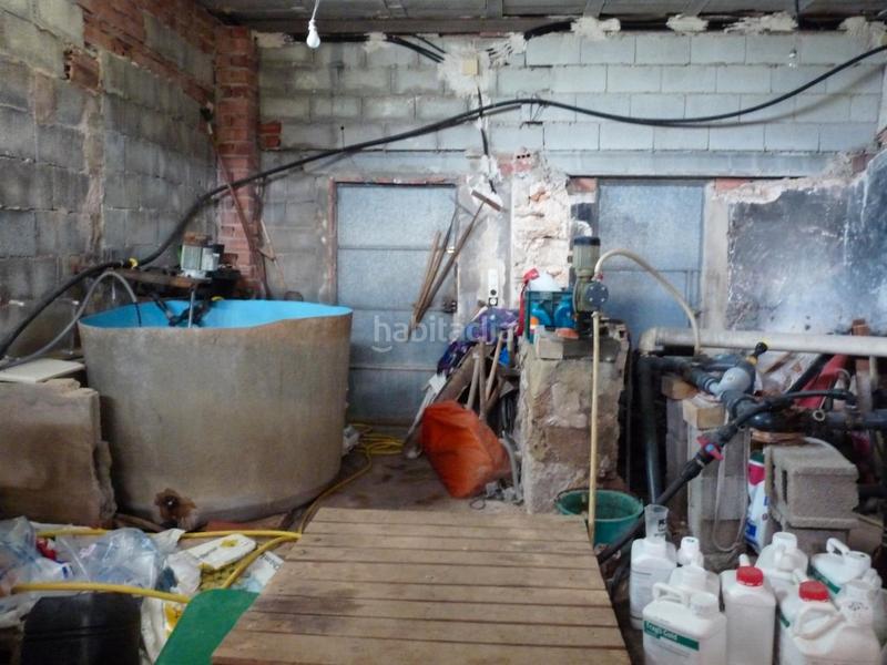 Foto bc8d693c-2f3e-417f-906b-b9697ba76cdf. Masia amb xemeneia aparcament a Pego