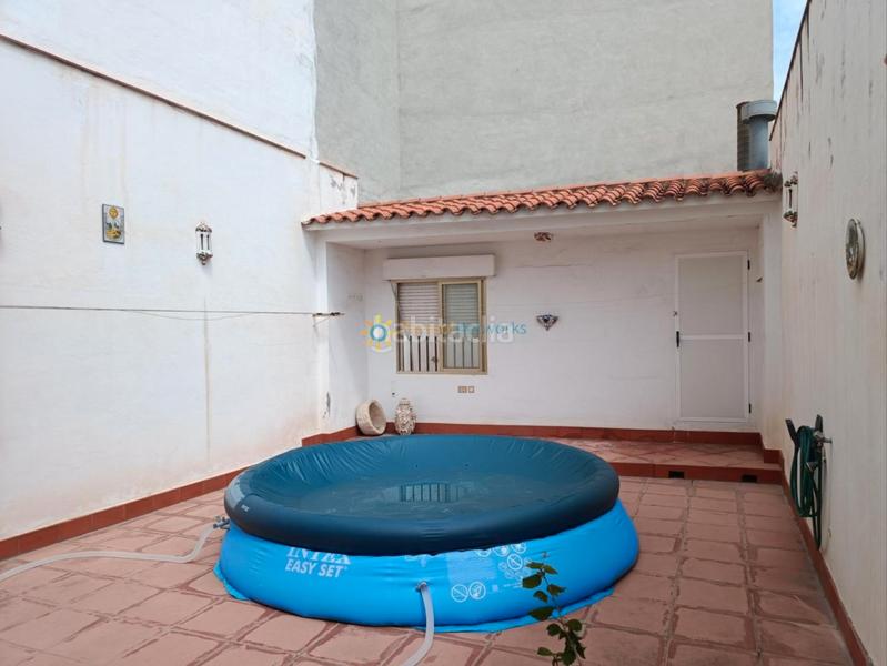 Foto 7463e435-e205-4656-9ee0-5b3fd1eb82f8. Casa aparellada amb xemeneia calefacció aparcament a Oliva