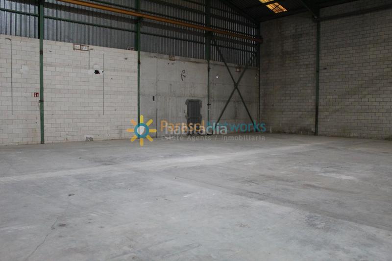 Foto c24e4842-c4c0-4b4c-9f28-d25d51df39de. Alquiler nave industrial en Oliva playa Oliva