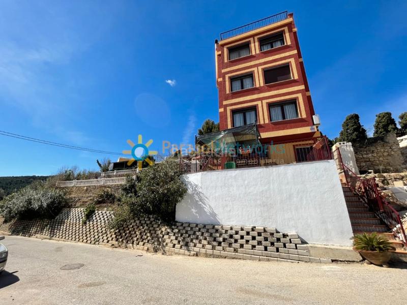 Foto 2b8dc5ae-10dc-41e9-8250-04d8f408e110. Edificio negocio con vivienda en Ador