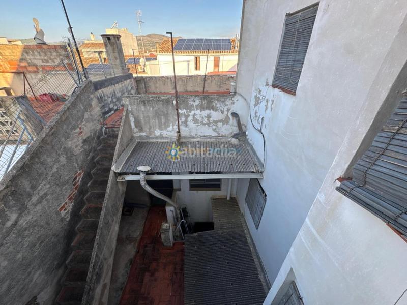 Foto a5c39059-65f9-4bd8-9ca9-541b95feee91. Édifice dans Almoines