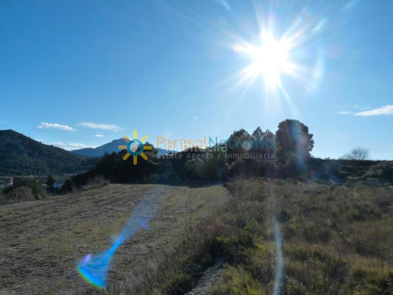 Foto 3888ed43-a36b-4ef6-b624-4f0adc7733b0. Landgut in carrer de valència 23 in Castelló de Rugat