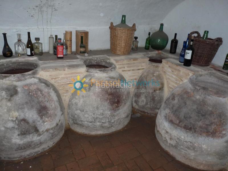 Foto f47270af-65fc-49e3-872d-d7e1181e5861. Gebäude mit pool in Palomar