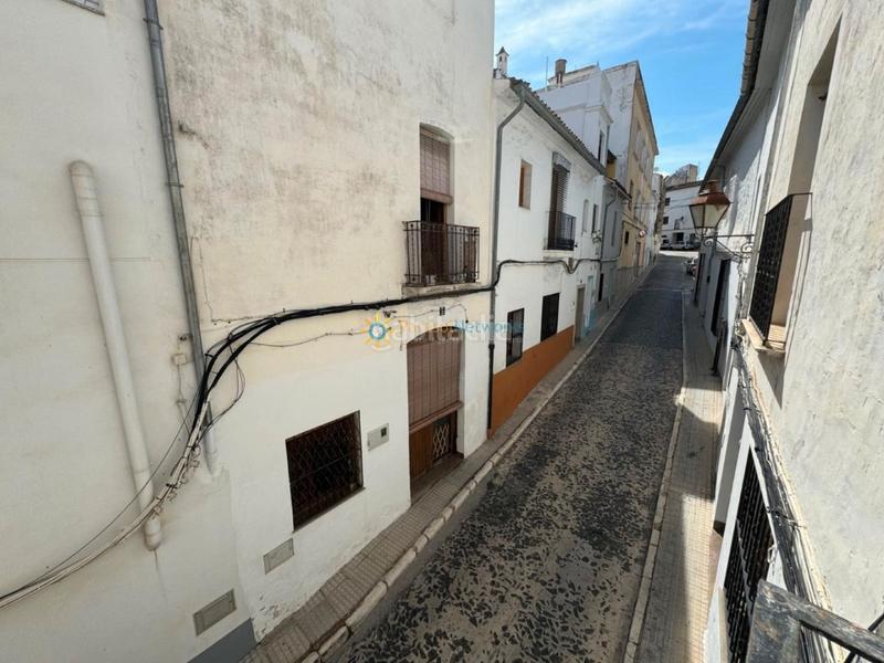 Foto a48bad3e-f07c-441b-94bc-71bc6cb3b959. Casa pareada en Oliva pueblo Oliva