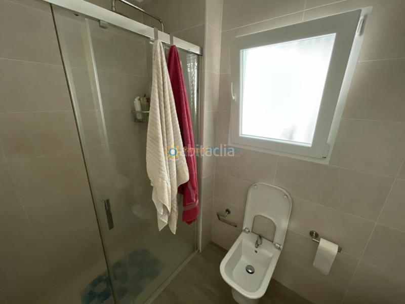 Foto 159fcde0-ca3d-41a0-b3b7-8be6863669f4. Rent semi detached house with fireplace parking in Miramar