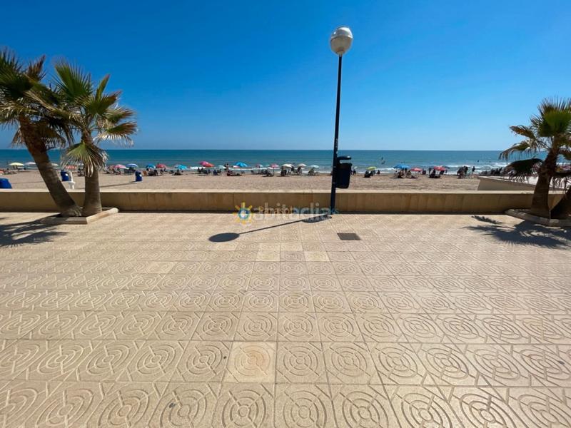 Foto 1c3e7dbf-a63b-405f-9250-c45cfa692761. Rent semi detached house with fireplace parking in Miramar