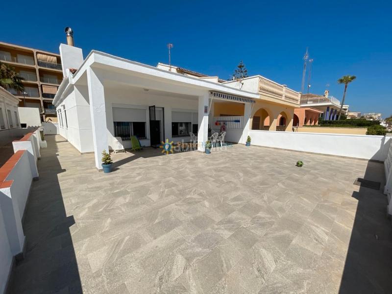 Foto 1c83fa1f-7f3c-4384-9386-ffc27f10e296. Rent semi detached house with fireplace parking in Miramar